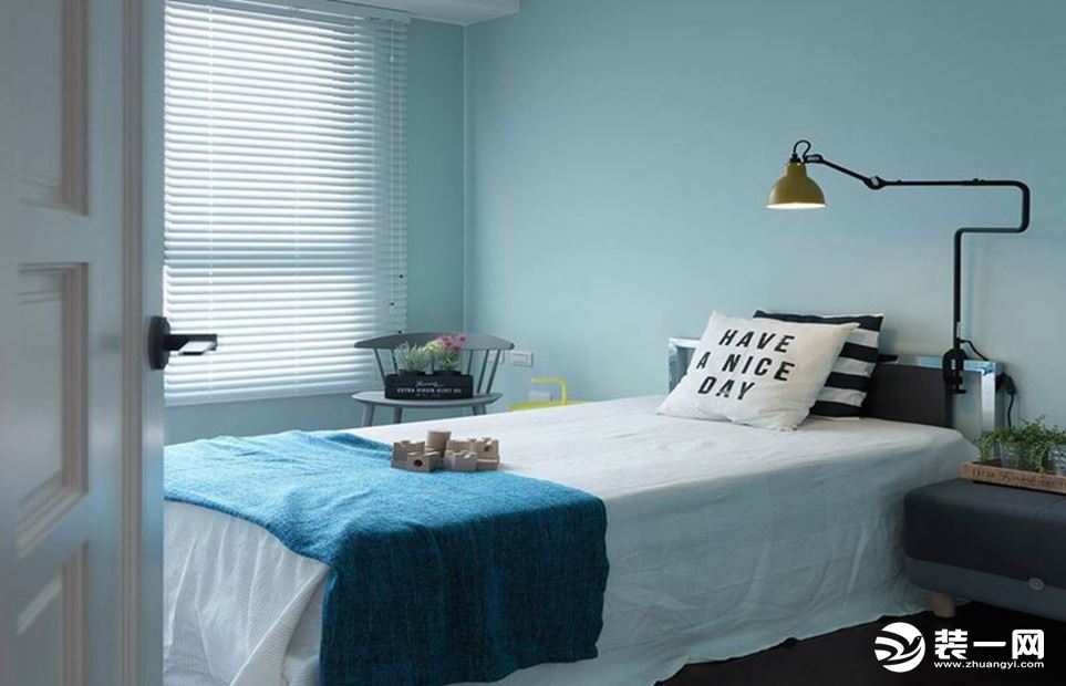 卧室以浅蓝色为主色调,干净,纯洁一如大海和天空,整个房间给人清爽