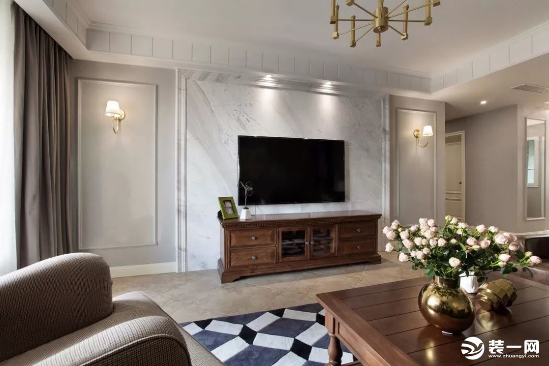 电视墙简洁大气,对称设计的筒灯和壁灯为空间增添温馨悠闲的氛围.