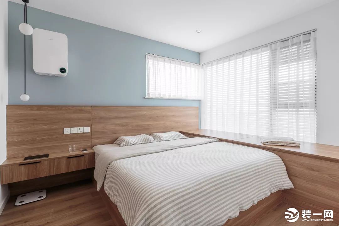 主卧定制的木质床体,与床头柜,床头护墙板以及飘窗组合成一体的设计