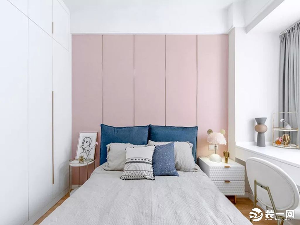 主卧室的床头背景墙同样是做了硬包的设计,选择粉色的