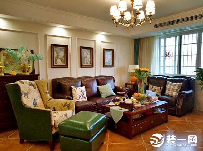 这款美式家具真皮沙发在浅色背景墙的包裹下,搭配铺贴的复古地砖
