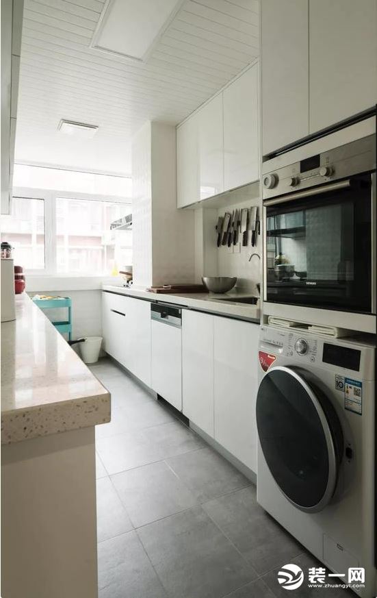 厨房还做了嵌入洗衣机,烤箱,洗碗机的设计,小空间大容纳!