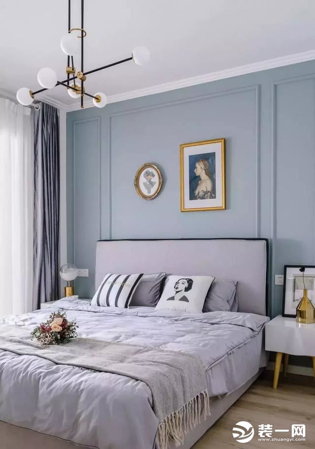 选用蓝灰色调的乳胶漆当作床背景墙,再搭配上简单的石膏线勾勒以及