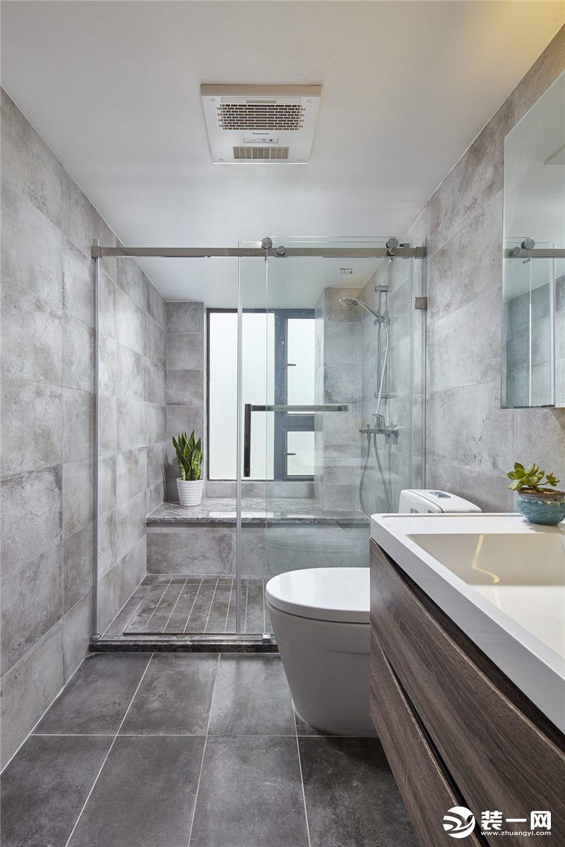 卫生间干湿分离，提高使用效率，灰色墙地砖搭配原木色浴室柜，线条流畅，整体简洁清爽。