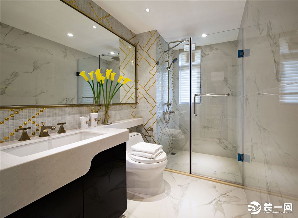 卫生间采用干湿分离布局，保证了卫生间的干燥卫生。墙面白色的墙面砖，让卫浴间有着时尚而又大气的立体感，