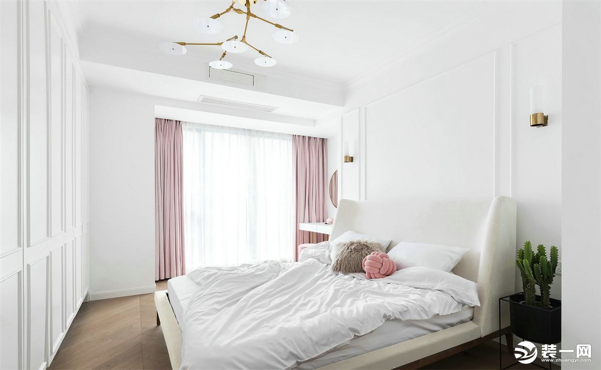 卧室选用了高靠背舒适的软床，整体色调沿用客厅