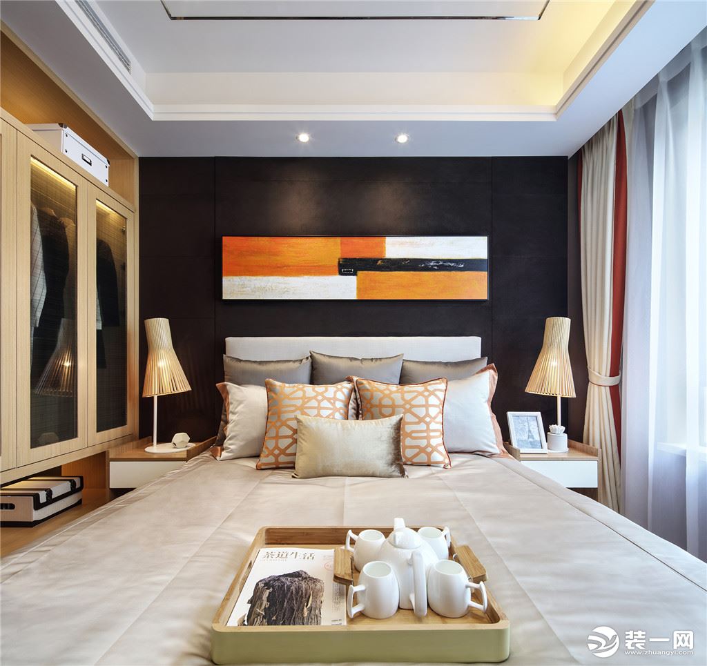 冷色素墙面、床品带来的现代简约，大概是中国传统家庭装修都喜欢的风格。