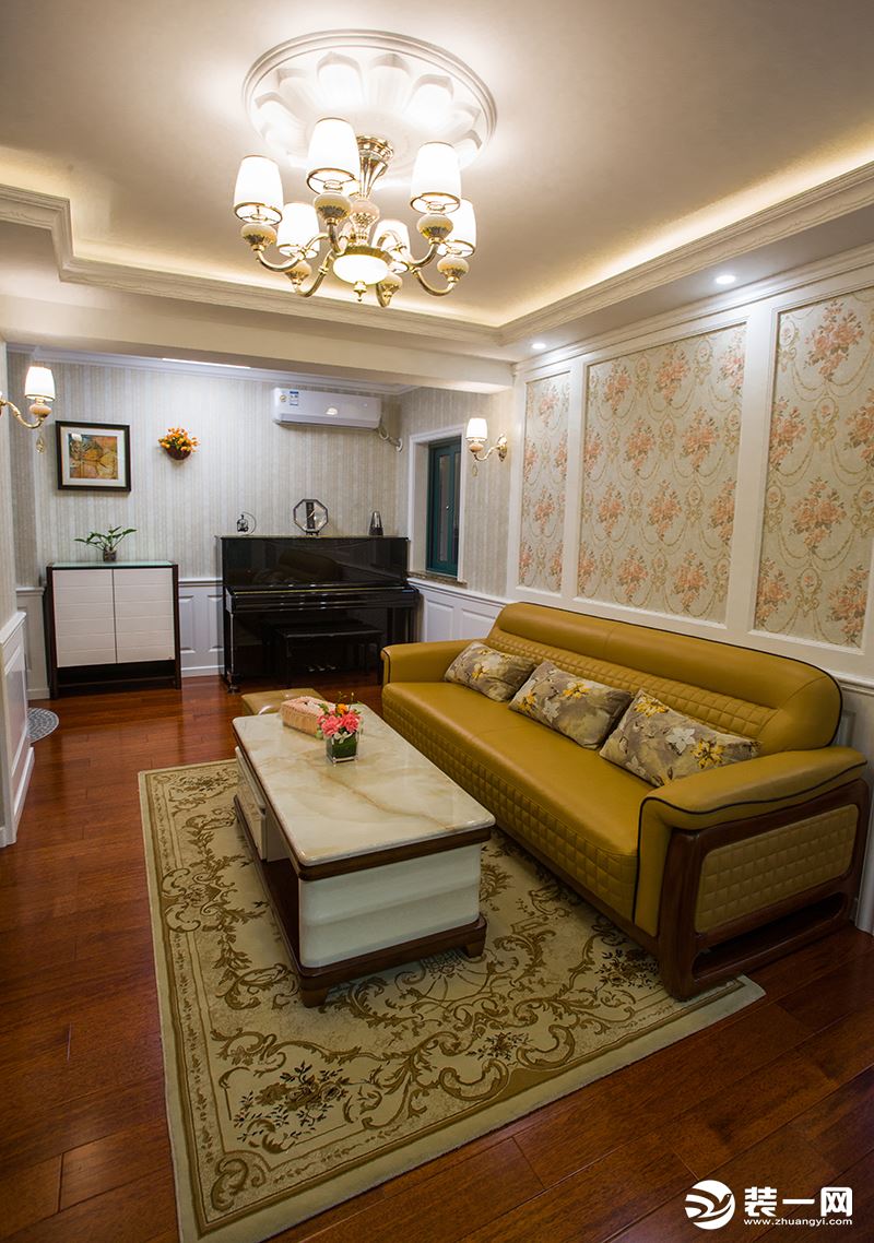 深色实木地板搭配黄色地毯和皮质沙发，浅透出一丝奢侈与贵气