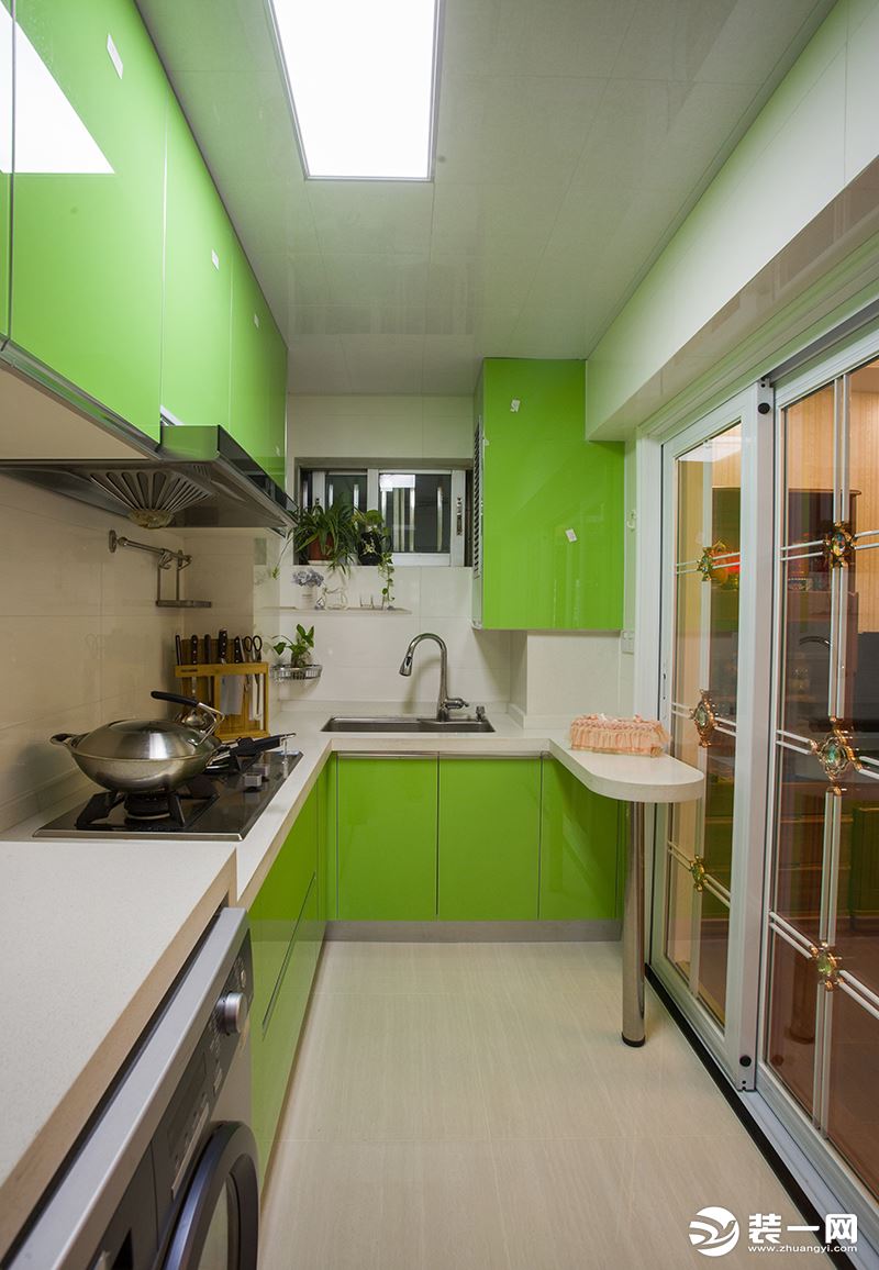 厨房橱柜颜色大胆选用了苹果绿色，凸显美式田园风格的清新自然