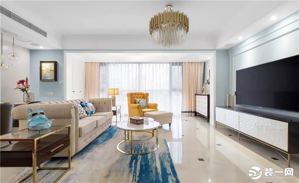 客厅米色的布艺沙发搭配带斑点的地砖，在灯具和茶几上加入金属元素，亮黄色的单椅起到点缀的效果。
