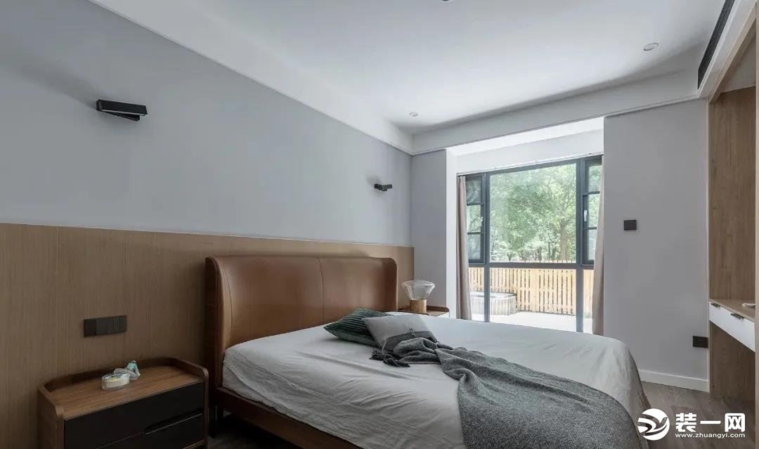 主卧，半高木饰面结合灰色墙面作背景，咖色皮质高背床搭配纯色床品，简约舒适