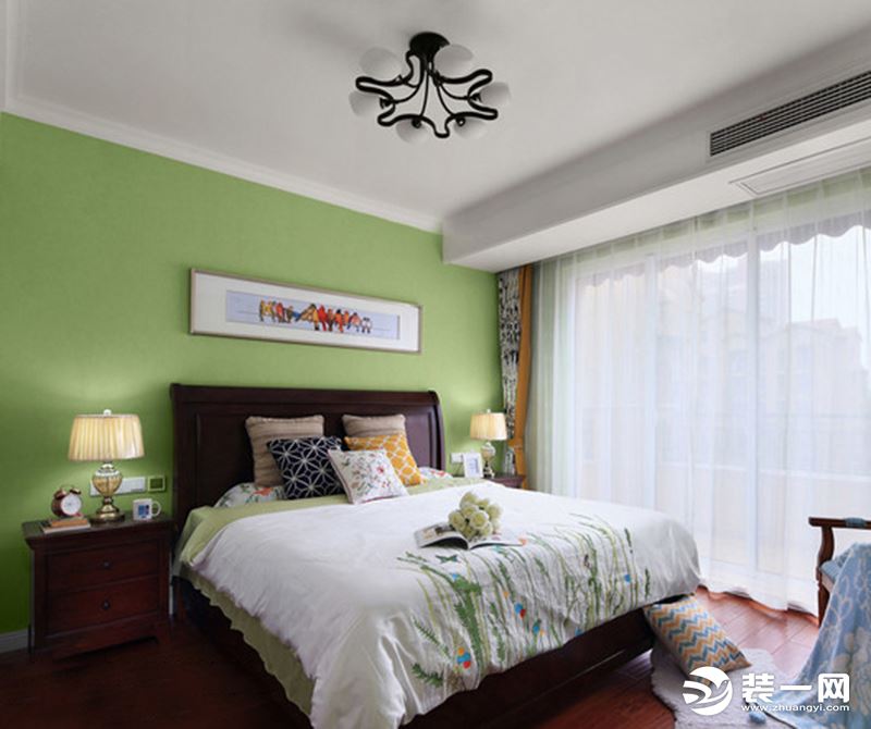 主卧室以果绿色为基调，藤蔓式的窗帘，打造女性的柔美气息，和谐的色素营造出温馨恬静的舒适环境，和谐的气