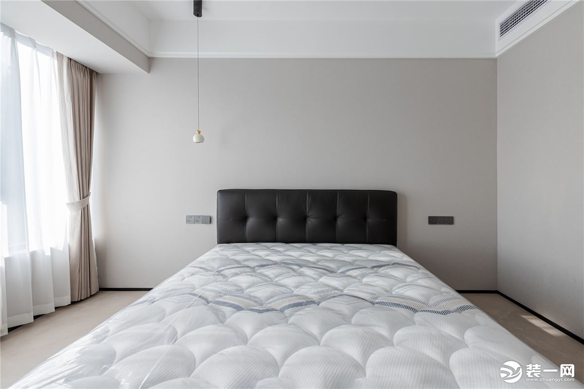 主卧墙面更多以低饱和的灰度呈现，平板直接，让空间清爽干净。