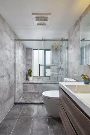 卫生间干湿分离，提高使用效率，灰色墙地砖搭配原木色浴室柜，线条流畅，整体简洁清爽。
