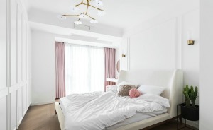 卧室选用了高靠背舒适的软床，整体色调沿用客厅