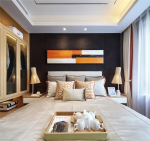 冷色素墙面、床品带来的现代简约，大概是中国传统家庭装修都喜欢的风格。