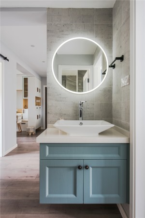 浴室柜灰粉蓝色以及镜子的光带设计成为精致的一角