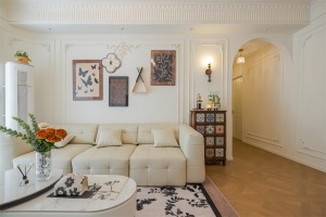 为适配家里的法式风格，客厅选用了棉花糖沙发，看起来就有满满蓬松感，坐下即沦陷其中。旁边搭配木质斗柜，