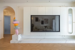 电视墙是客厅的视觉聚焦点，摆脱传统设计，做成悬空样式，使得背景墙更整洁