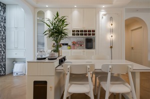 白色餐桌配上同色餐椅，会给人一种清新、简洁的感觉，再加上整体设计感很强，相应展现出舒适的法式风格。