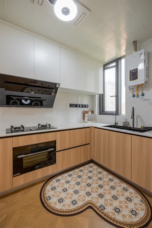 厨房内部，地柜统一原木色木色搭配，吊柜纯白色视觉更简洁
