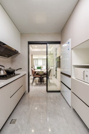厨房空间宽敞大气，整体布局合理规范。