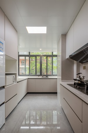 厨房做了U型的橱柜布局，最大化利用内部空间。