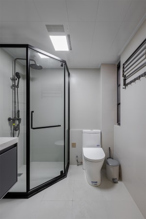 卫生间内部进行了合理地规划布置，打造钻石型淋浴间，并用玻璃护门整体隔开，保障了一定的私密性。