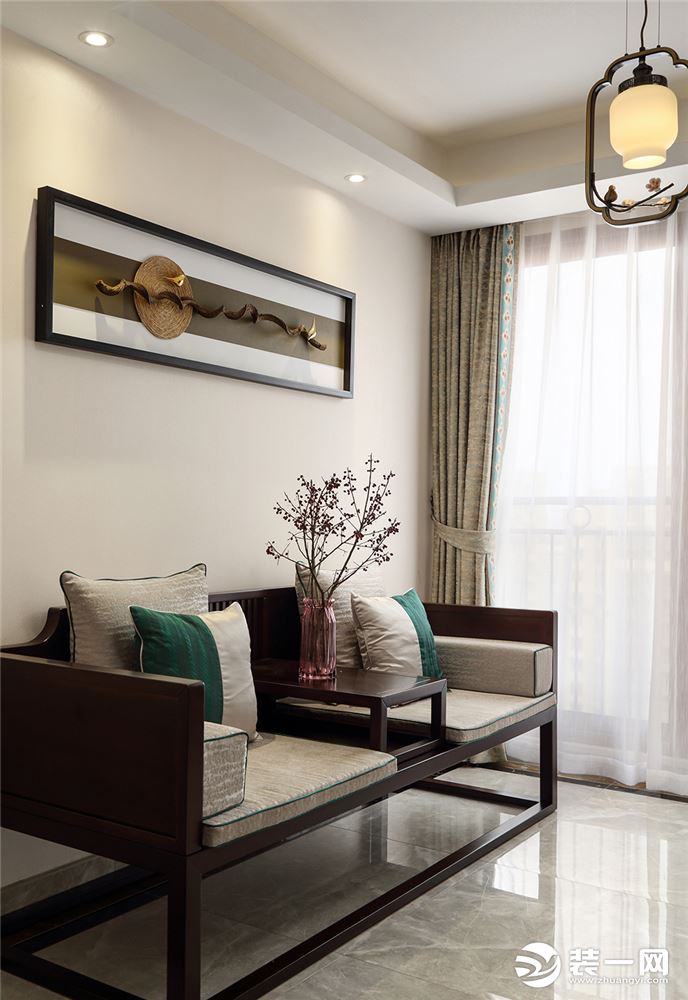 客厅效果图：整体色调一致的基础上，卧室的空间氛围更加温馨与舒适。