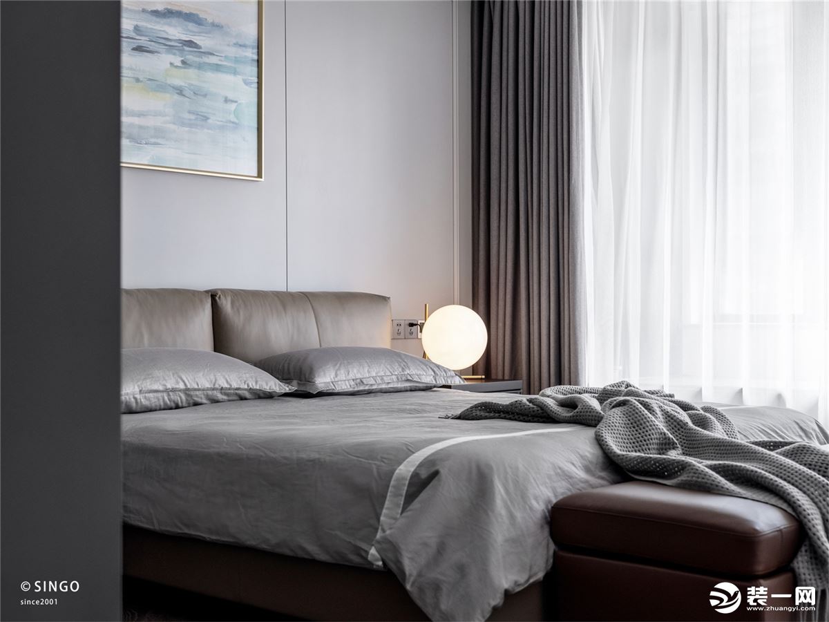 卧室延续了公共空间的风格，用特别的灯光与软装设计让原本中规中矩的卧室有了更多的遐想空间。