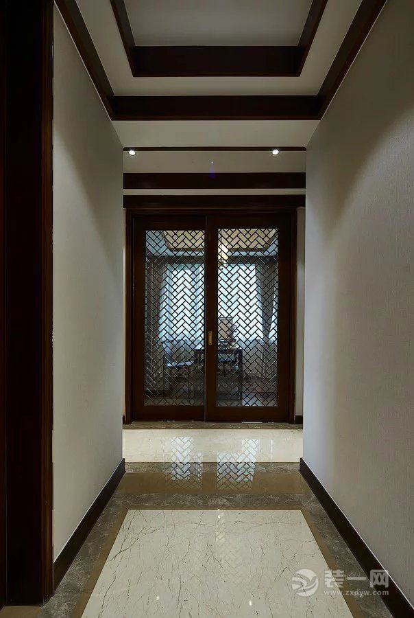 132中式风格三居室门厅装修设计