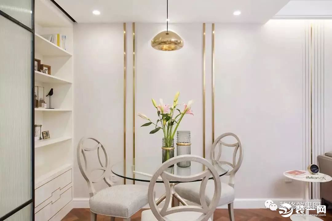 餐厅，玻璃的圆桌令视线延伸，空间感予以保留。加以白色布艺的餐椅，金色系的点缀，小巧而精致。拉上玻璃移