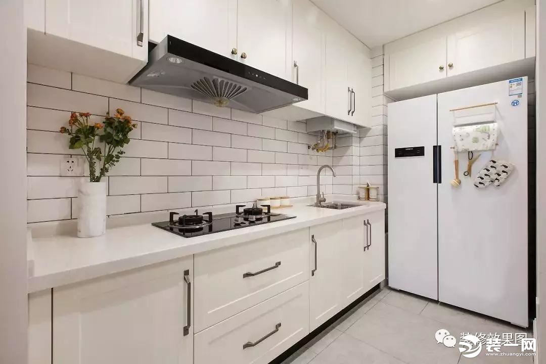  厨房采用了纯粹的白色为主调，简约而富有质感。各类厨电的嵌入式设计，令整体操作台面保持清爽。