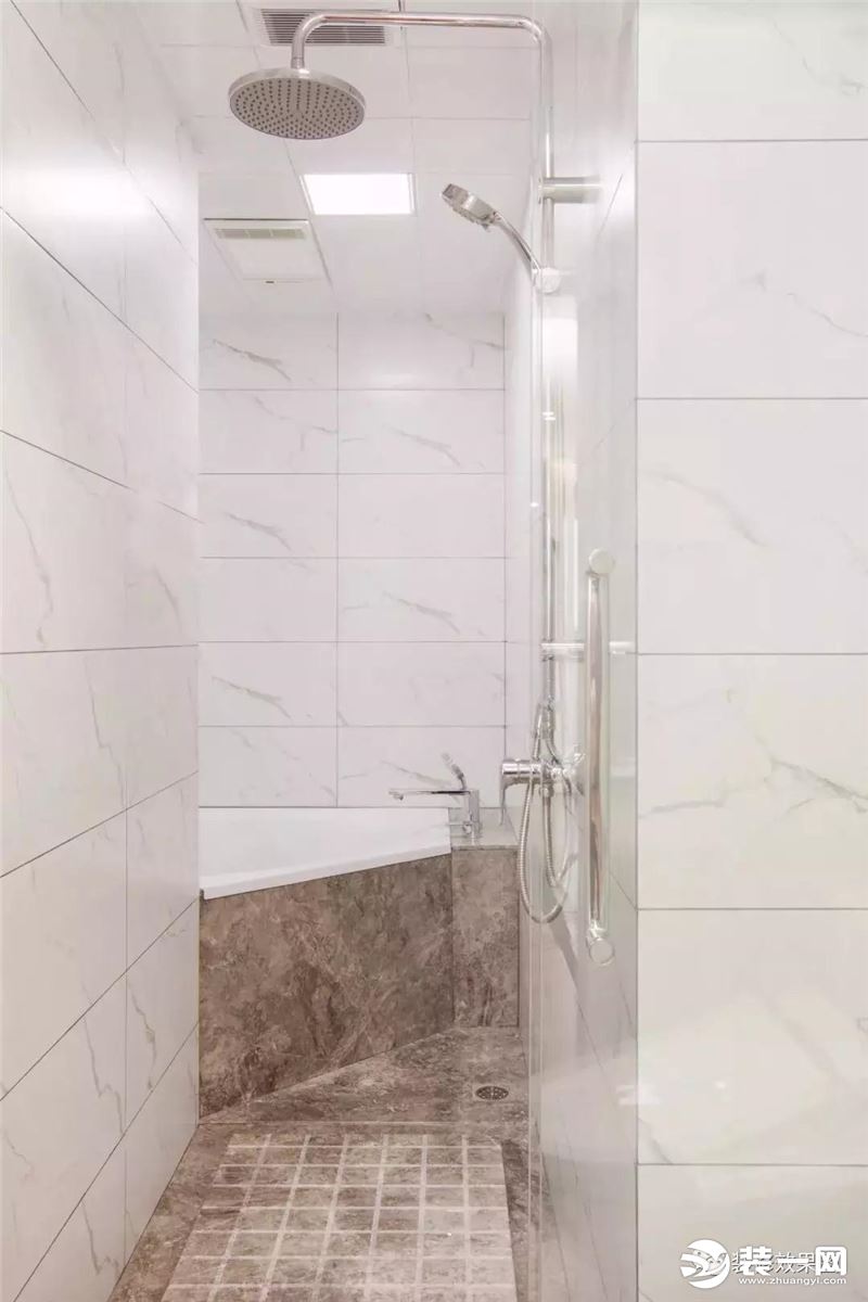 卫生间以灰白两色为主调，大理石纹路的质感在灯光下得到了放大，简约而不失高级感。