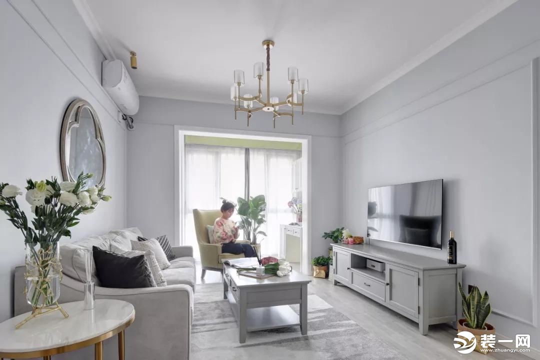 客厅，设计师选用浅灰色作为主调，低明度色彩提升空间格调，搭配现代美式的家居布置，呈现出一种简约优雅的