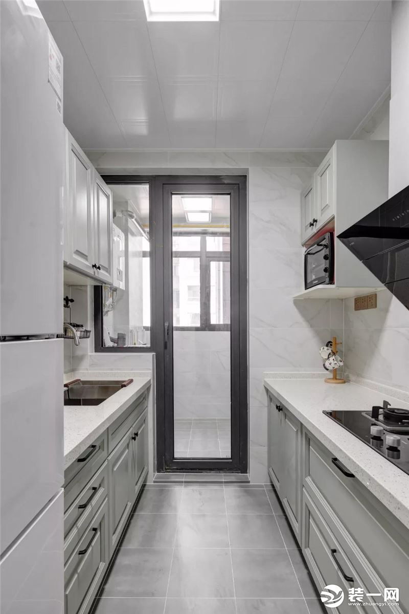 厨房与生活阳台空间以玻璃门相隔，有着基础的晾晒功能。