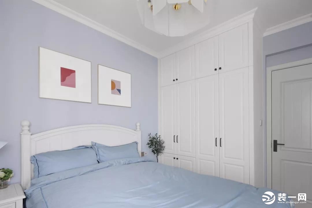 次卧则以清新淡雅的蓝色为主色调，营造自在放松的空间氛围。