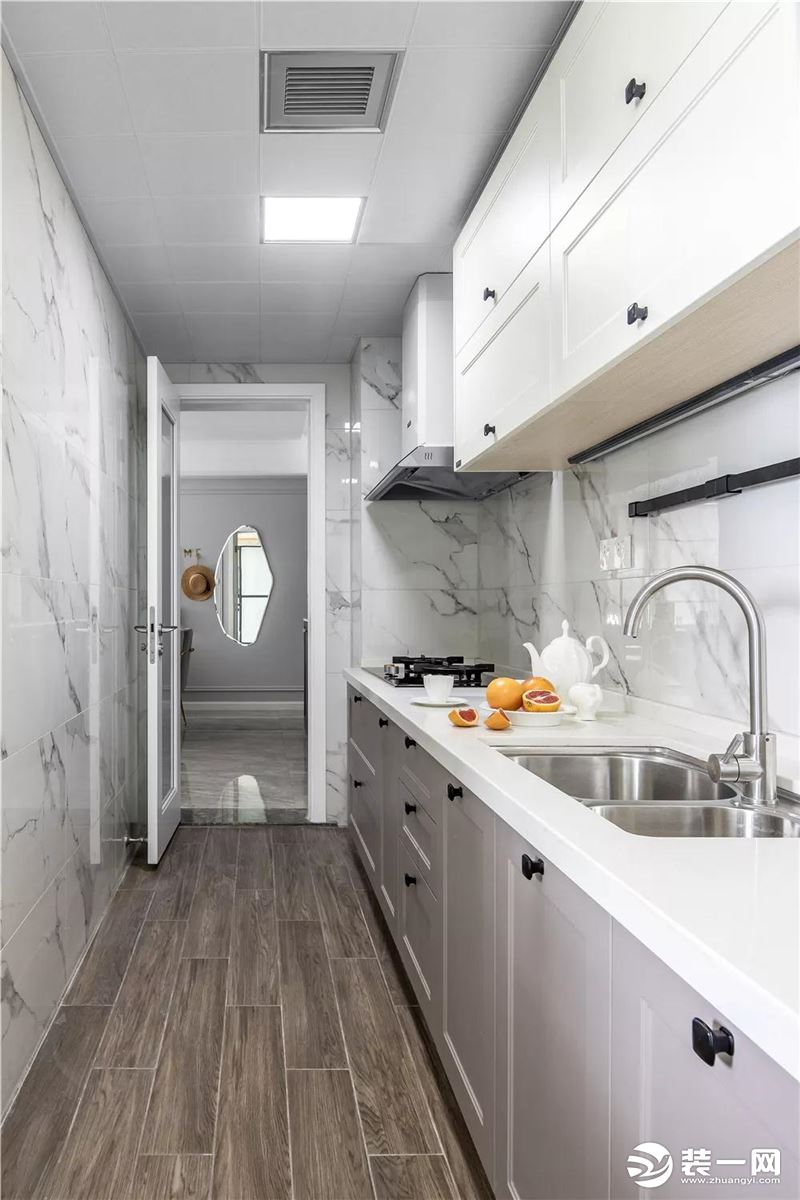 厨房为走廊式，有足够的活动空间以及足够长的操作台，让厨房变得井然有序。