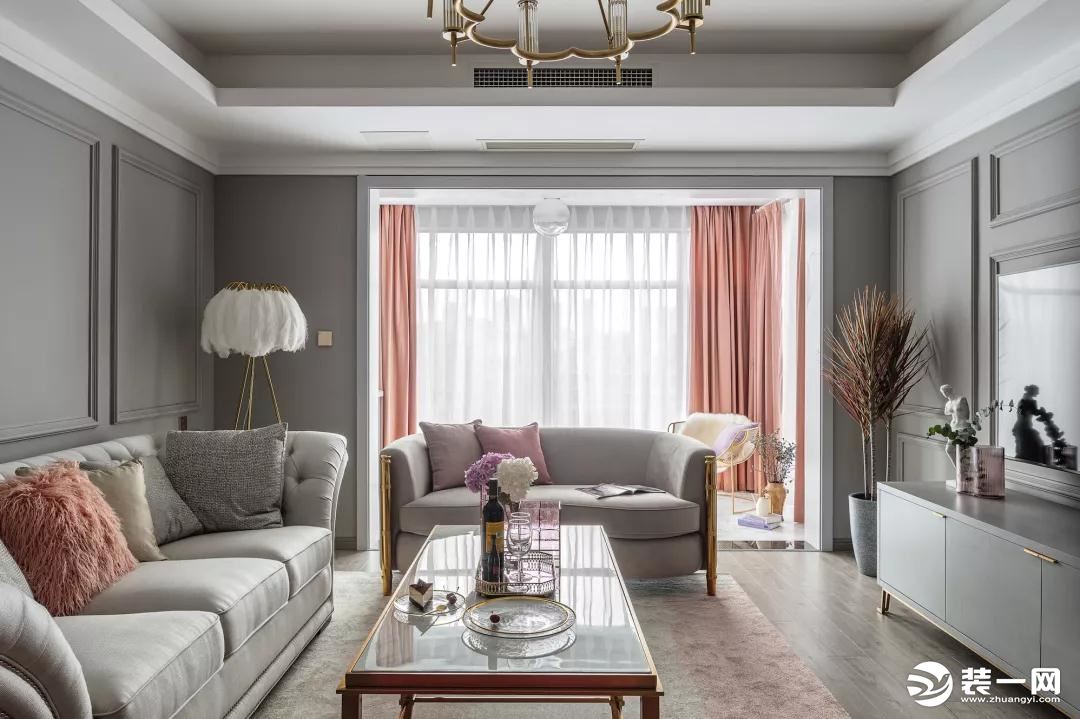 客厅以内敛的灰色为主调，少许黄铜元素的加入，与恰到好处的软装互相协调，呈现简约却饱含精致韵味的空间。