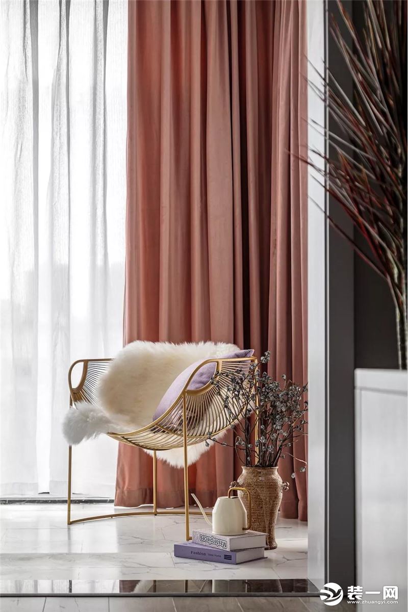 阳台地面铺设大理石纹路瓷砖，搭配柔和的烟粉色窗帘，营造出一种高级质感。
