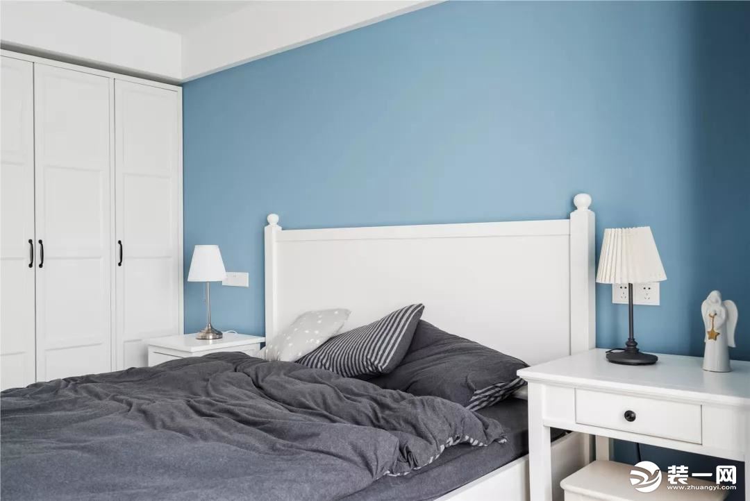 浅蓝的墙面营造了清新基调，加以白色的家具进行搭配，赋予了主卧空间简单明快的休憩氛围。