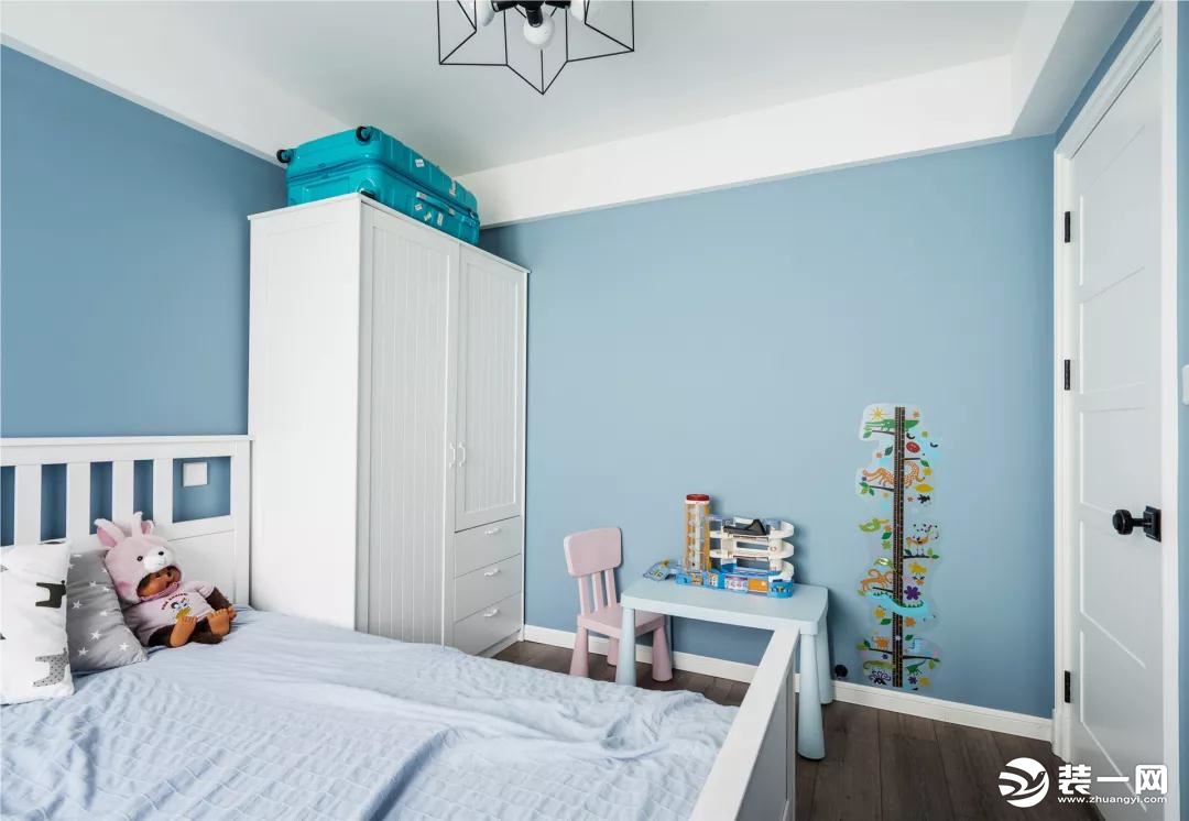  儿童房同样也是蓝白的搭配，配合一张小书桌和墙面身高贴，简单的布置也充满了实用和妙趣。