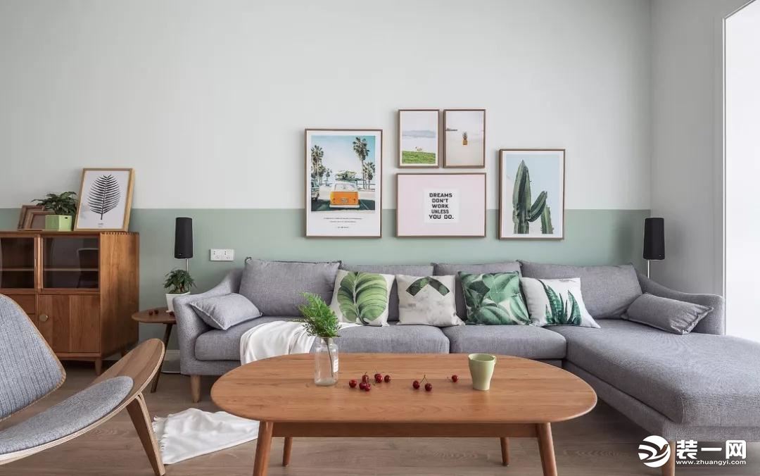 灰色系的布艺沙发简约内敛，搭配北欧系绿色抱枕，增添了自然清新的味道。