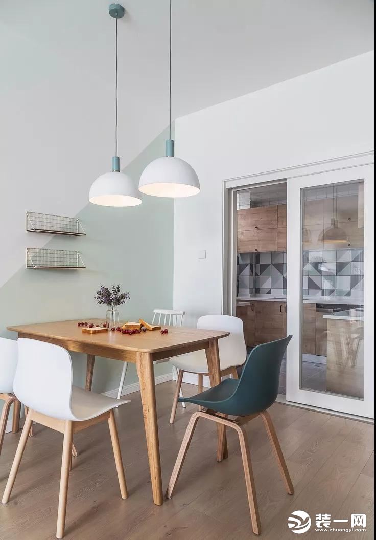 餐厅延续客厅的风格，白绿分色的效果让空间色彩更加丰富。餐桌椅简约不简单，充满了温馨感。