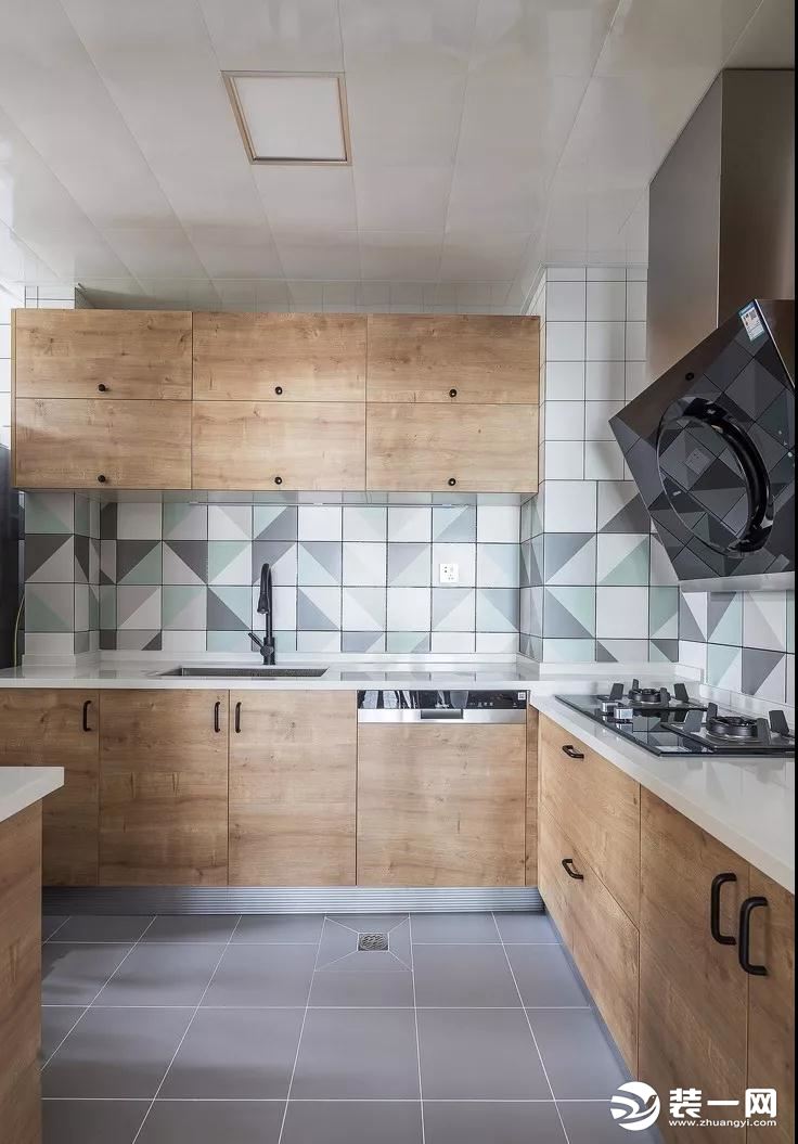  厨房，白色+木色的橱柜纯净而温暖，墙面花砖的颜色也与空间主调中的白、绿、灰巧妙呼应，整体感觉自然清