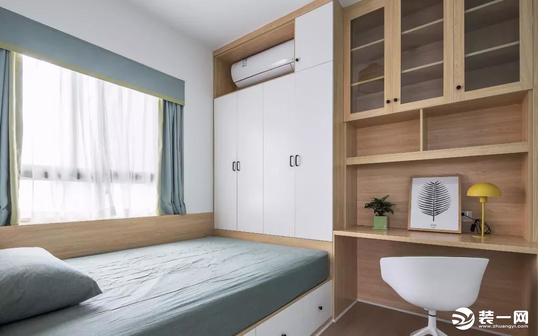 次臥室做了榻榻米兼書房，榻榻米床的方式，增加了空間儲物，實用性逆天。