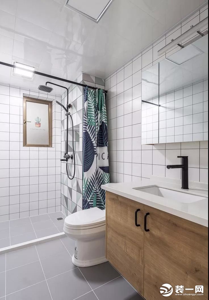 卫生间墙地砖延续了厨房的风格，浴帘+挡水石的设计有效防止水溅到干区位置，让卫生间能够保持干爽整洁。