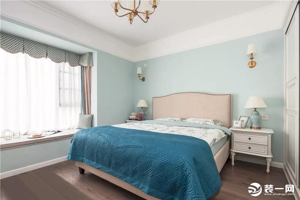 主卧选择低明度的复古蓝为主色调，搭配白色系家具，打造温柔舒适的睡眠环境。