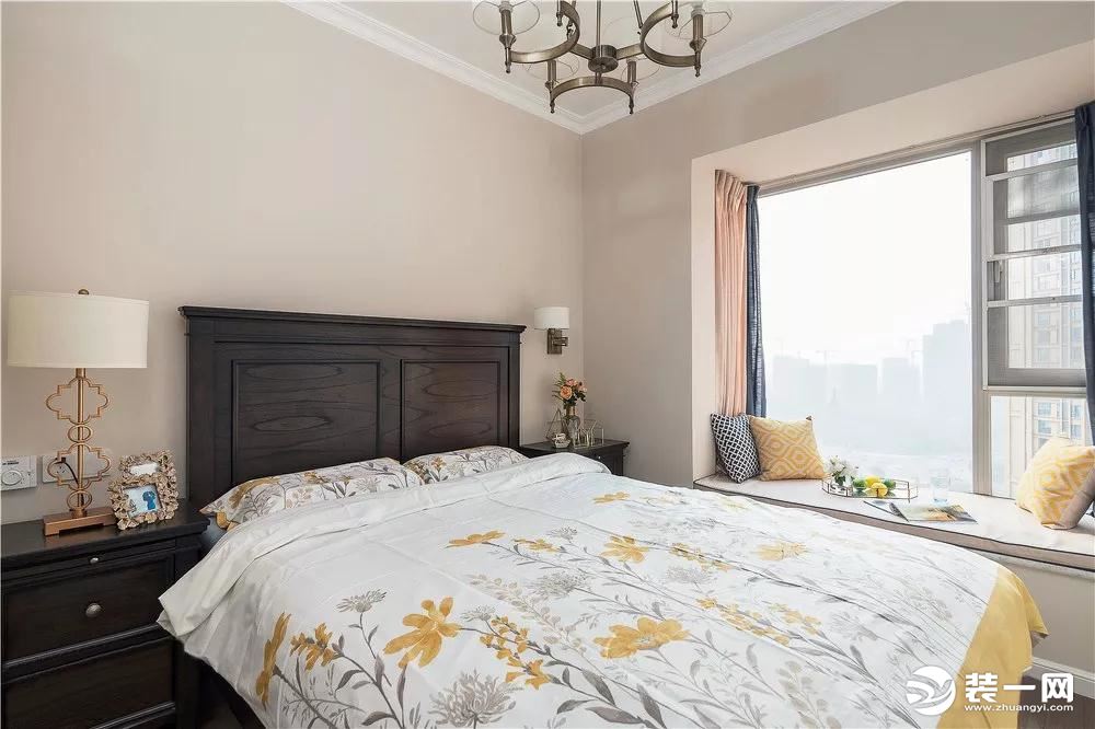 次卧选择黄色系软装弱化棕色实木家具的生硬感，卧室就该这样，温馨舒适。