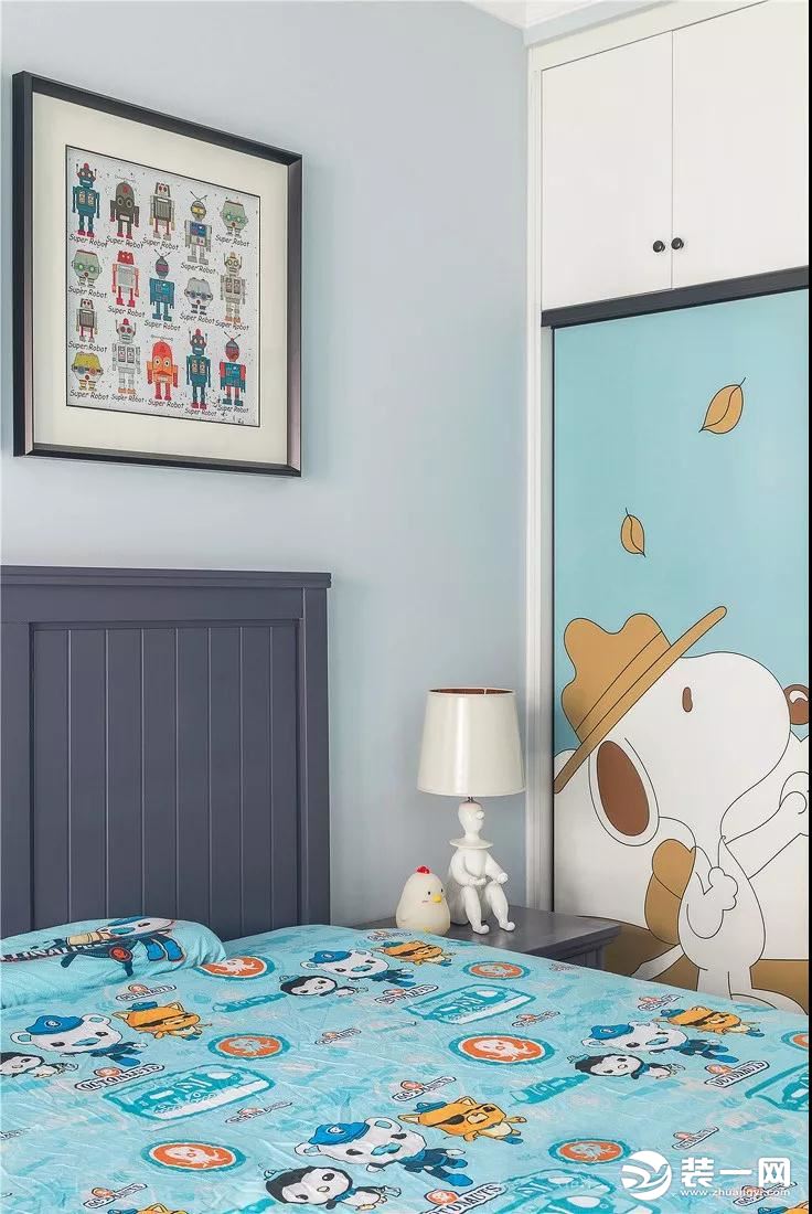 儿童房以蓝色为主调，设计师运用卡通元素，打造一个充满乐趣与想象力的小天地。